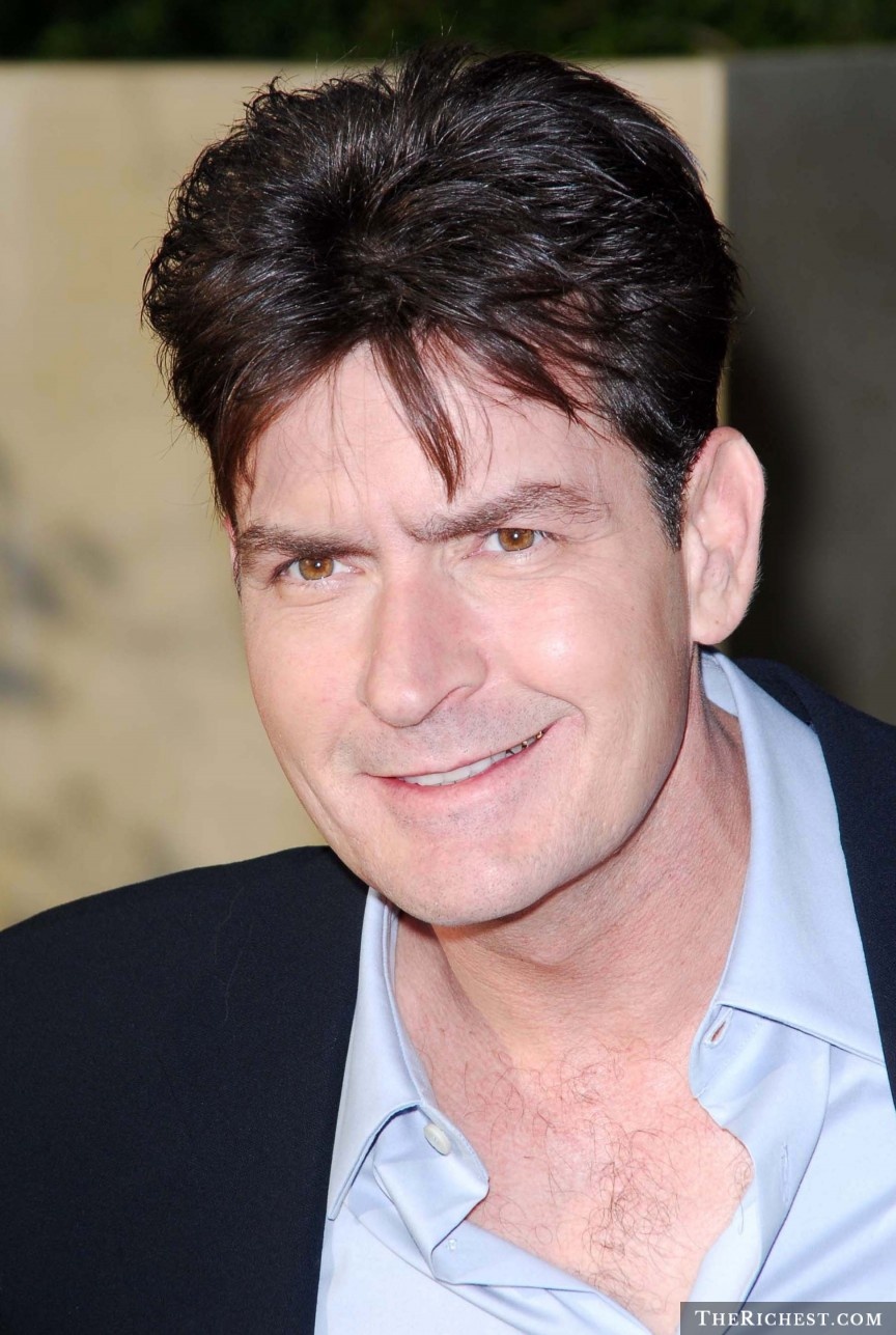 10. Charlie Sheenf: Năm 2010, trong thời gian ở khách sạn The Plaza - một trong những khách sạn sang trọng nhất New York, Charlie Sheen (theo báo chí đưa tin, do tác dụng không mong muốn của thuốc trị liệu đang sử dụng) đã phá hỏng phòng khách sạn, đập vỡ chiếc đèn treo trị giá hàng ngàn đô la. Không những thế, đêm trước đó anh gọi 