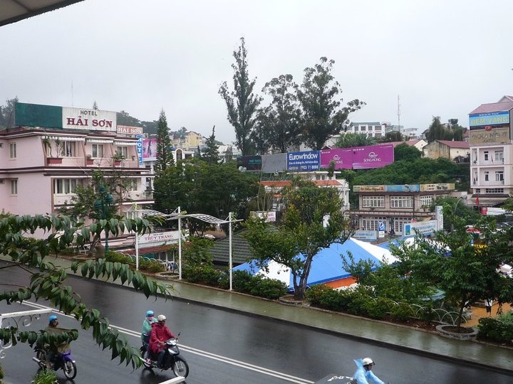 Trở lại Sài Gòn đông đúc, vẫn còn lưu luyến cảnh vật và con người Đà Lạt và một chút gì đó không cam lòng khi phải rời chốn bình yên để trở về với cảm giác oi bức, ngột ngạt thường ngày. Rồi sẽ nhớ Đà Lạt lắm đây. Hẹn gặp lại nhé, Đà Lạt ơi!
