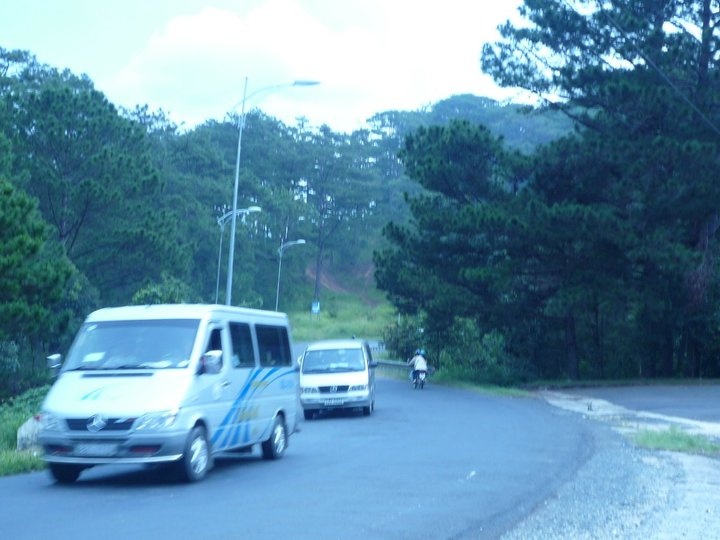 Tôi đến đà lạt vào những ngày giữa tháng 9 để chốn cái nắng nóng ở Sái Gòn , đây là lần thứ 3 tôi đến xứ sở hoa và sương mù  Cảm giác đầu tiên thật khó tả, thấy Đà Lạt toàn dốc và dốc , đi xe tôi ko thật sự thấy an toàn nhưng dần dần thấy cũng tốt.