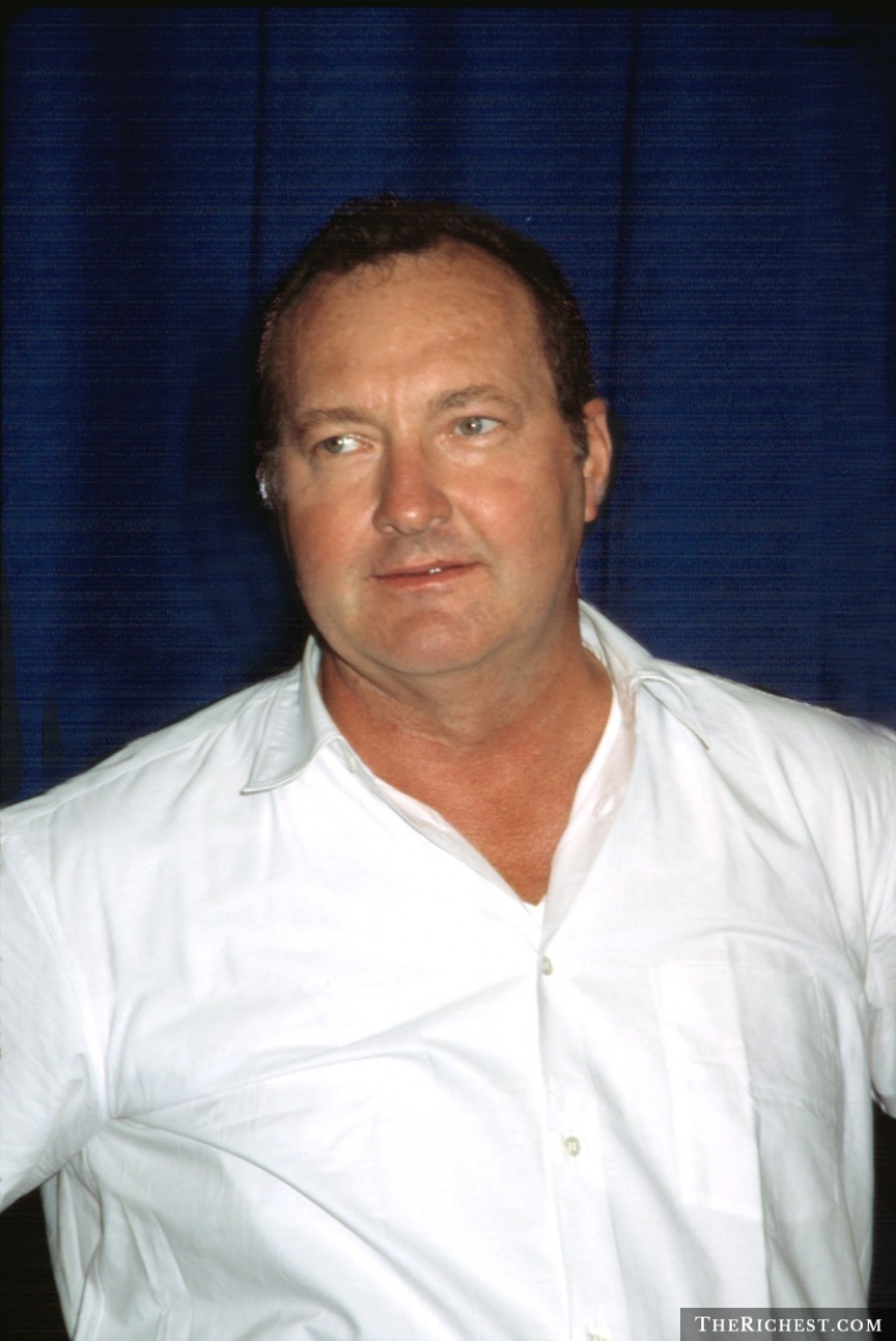 2. Randy Quaid: Là một diễn viên nổi tiếng với những bộ phim như Kỳ nghỉ của Lampoon, Kingpin và Ngày Độc lập, và với vai diễn Tổng thống Lynden B. Johnson, đồng thời từng vài lần được đề cử giải Golden Globe và giải Emmy Award, thế nhưng Randy Quaid lại làm những việc có vẻ không tương xứng chút nào với danh tiếng của mình. Năm 2010, vợ chồng anh nghỉ ở resort San Ysidro Ranch (Montecito, California) và đã đưa cho khách sạn thanh toán bằng một thẻ tín dụng không có hiệu lực, trốn số tiền cần thanh toán là 10.000USD. Giá như vợ chồng anh trả ngay số tiền này từ đầu, thì sau đó đã không phải tiêu tốn số tiền gấp vài lần như thế để chịu phạt.  