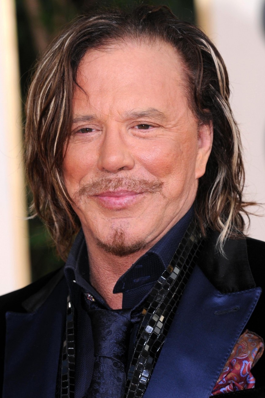 6. Mickey Rourke: Năm 1994, Mickey trả 5.000USD/đêm để nghỉ ở khách sạn Plaza (Manhattan), ở đây anh đã phá hỏng be bét một phòng nghỉ, khiến chủ khách sạn phải mất hơn 20.000USD để tu sửa. Khách sạn này đã yêu cầu Mickey cả đời không bao giờ được đặt chân đến đây nữa. 