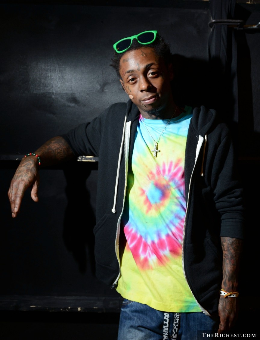 8. Lil Wayne: Lil Wayne - rapper, vận động viên trượt tuyết - gặp rắc rối trong một thời gian dài: lời bài hát gây tranh cãi, kiện tụng, tàng trữ thuốc nghiện trái phép, vận chuyển vật gây cháy trái phép. Khi anh đến nghỉ ở khách sạn Wynn (Las Vegas), khách sạn này đã cấm cửa trước khi anh kịp đặt chân vào sảnh.