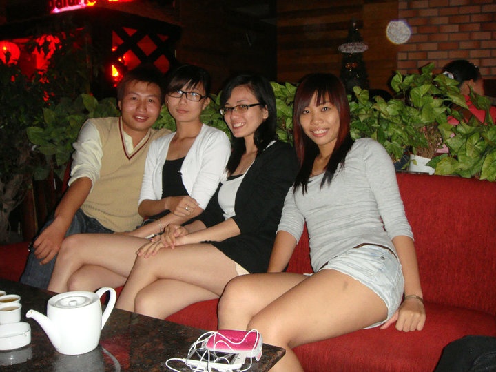 Nhắc đến sự mến khách tui mới nhớ là khi chúng tôi đi tham quan nhà thờ Domaine de Marie chúng tôi trở về và ghé ở 1 quán cafe Đà Lạt Night nằm trên 1 con dốc gần Ga Đà Lạt  .Khi bước vào quán tui rất ấn tượng về cách phục vụ của nhửng nhân viên nơi đây . Họ chào hỏi cho dù bạn đi đâu vào quán hay bạn đi tham quan và ra về họ lun nở nụ cười thân thiện và mến khách , Chẳng mấy chóc tui đã có ấn tượng với cái quán này , Ra về mà lòng thấy còn lưu luyến..