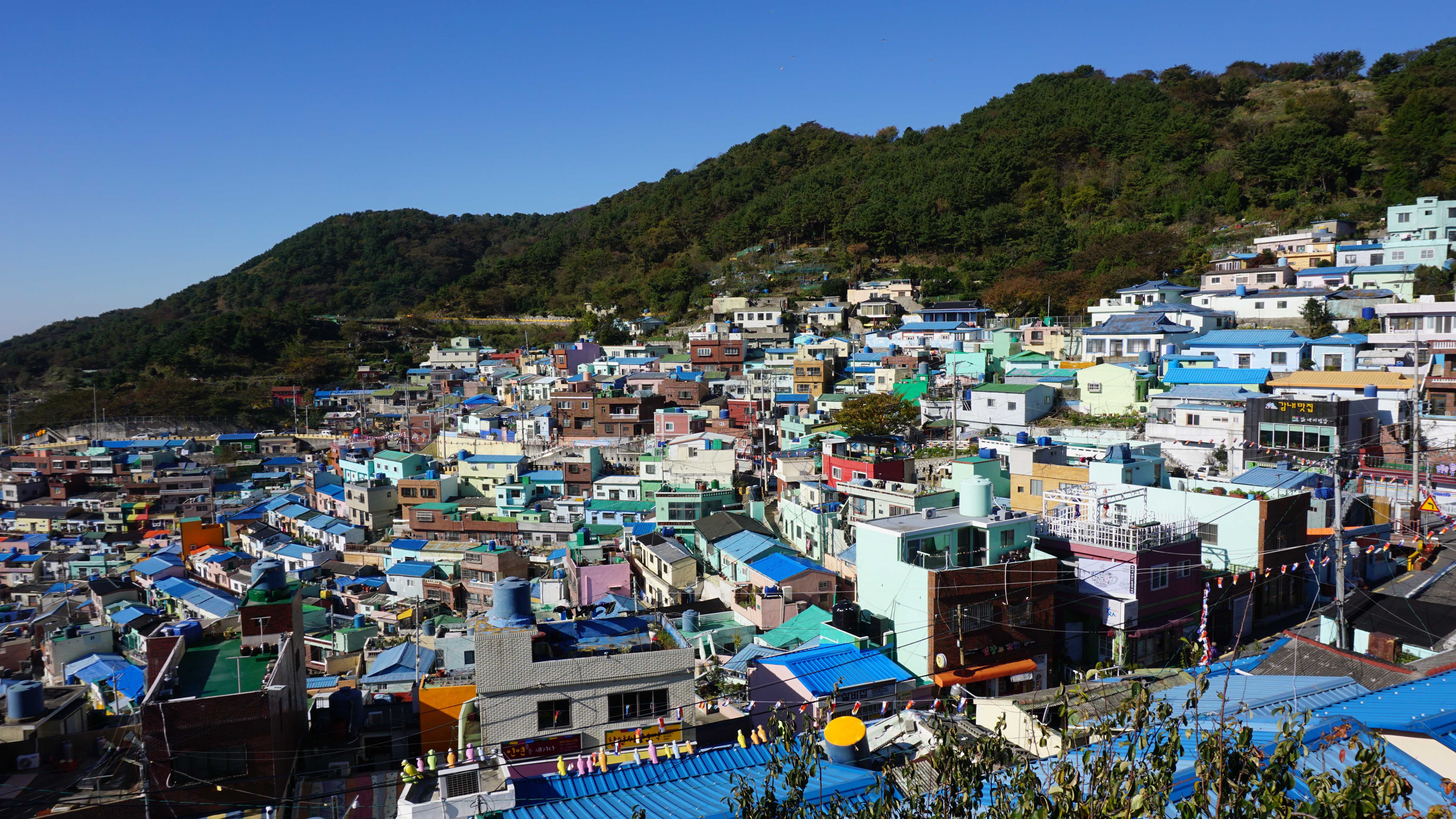 Những tên gọi như thế xuất phát từ kiến trúc của ngôi làng gồm rất nhiều nhà cửa được xây dưng theo kiểu bậc thang xếp thành hàng dọc theo chân núi và tất cả các lối đi trong làng được kết nối với nhau.