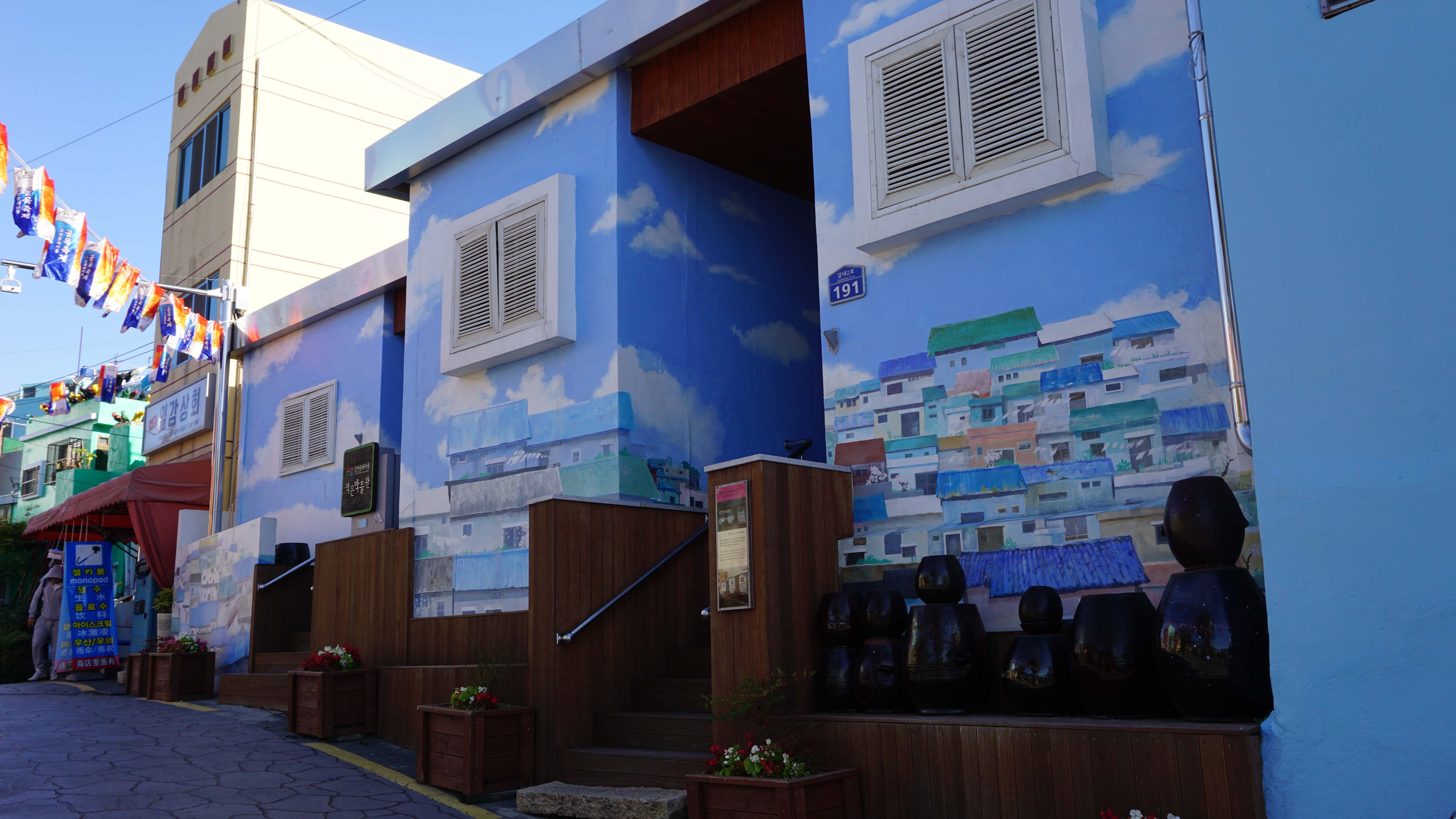 Tuy nhiên Gamcheon vẫn nghèo, đến năm 2009, khi Bộ Văn hóa, Thể thao và Du lịch Hàn Quốc đã phát động một dự án để phát triển ngôi làng thành một cộng đồng sáng tạo. Các đường phố được trang trí bằng những hình vẽ graffiti và những ngôi nhà trở thành các tác phẩm nghệ thuật và phòng trưng bày. 