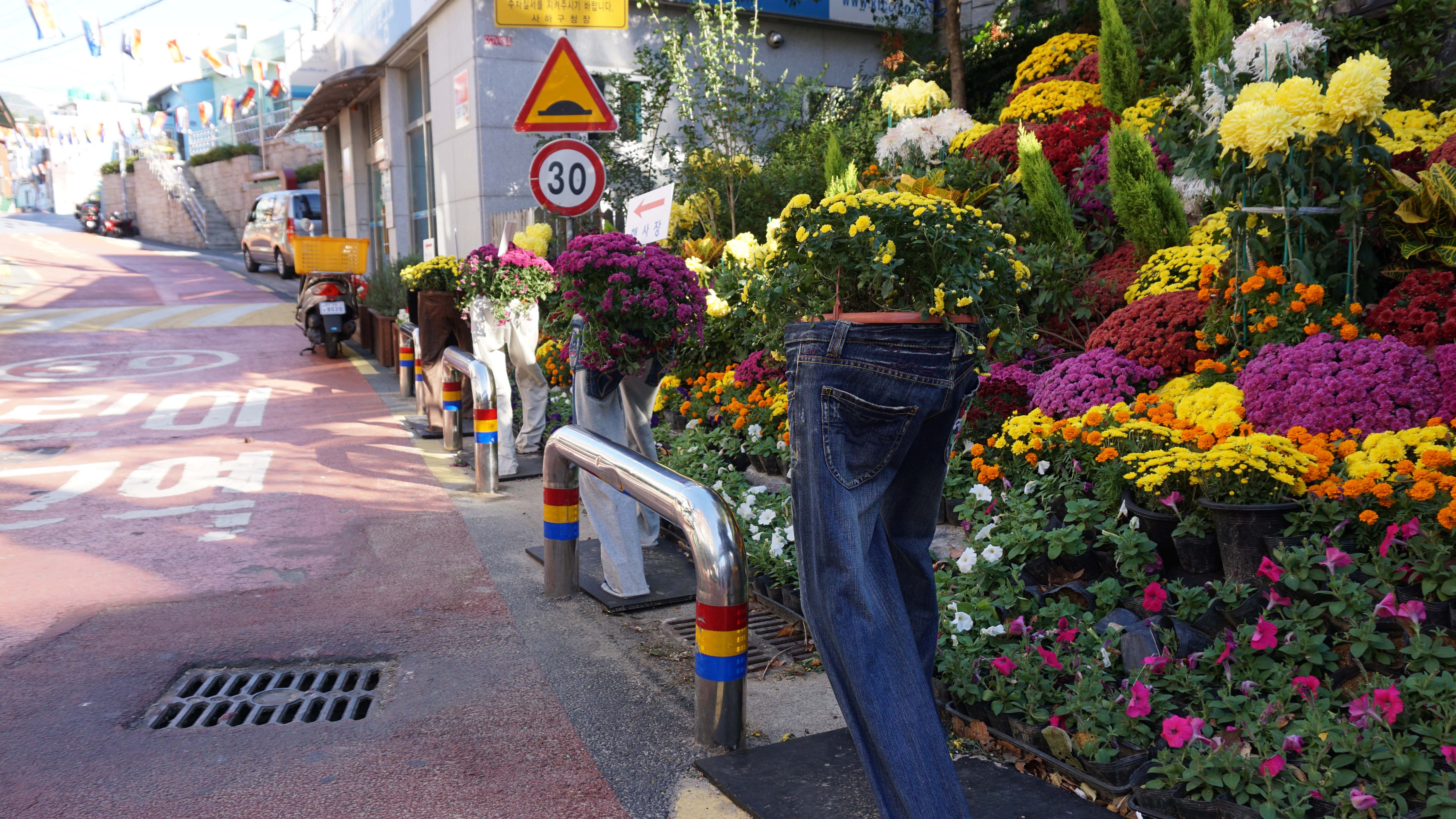 Ngay cổng vào của làng bạn sẽ được chào đón bởi các bảng hướng dẫn mang đậm chất nghệ thuật. Ở đây bạn có thể lấy bản đồ và bắt đầu hành trình khám phá ngôi làng.