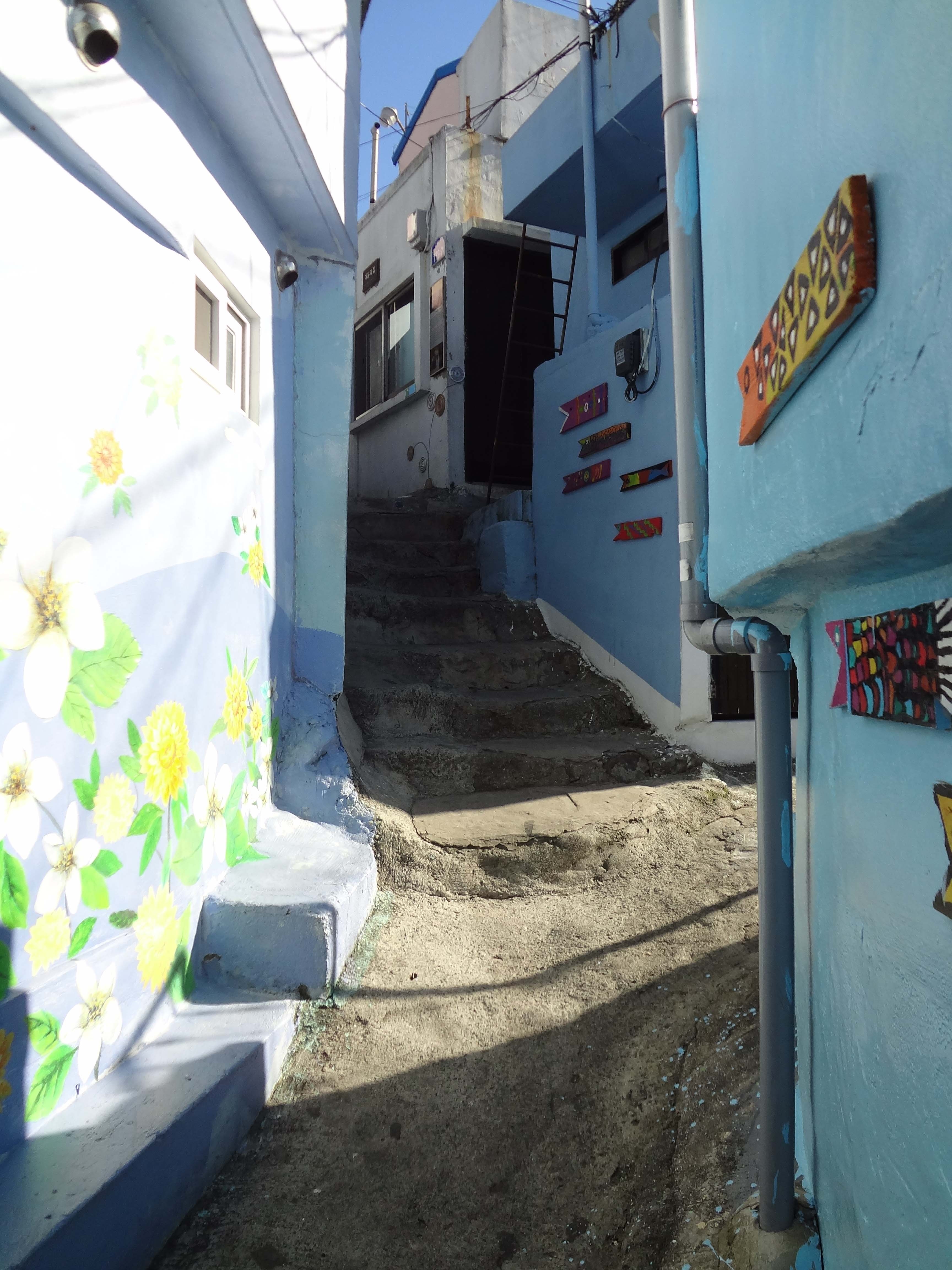 Ngoài ra, điều đặc biệt đang chờ bạn là bạn có thể vượt qua thử thách sưu tầm đủ 8 con tem được đặt ở các điểm trong khắp ngôi làng để minh chứng cho sự khám phá ngôi làng của bạn.