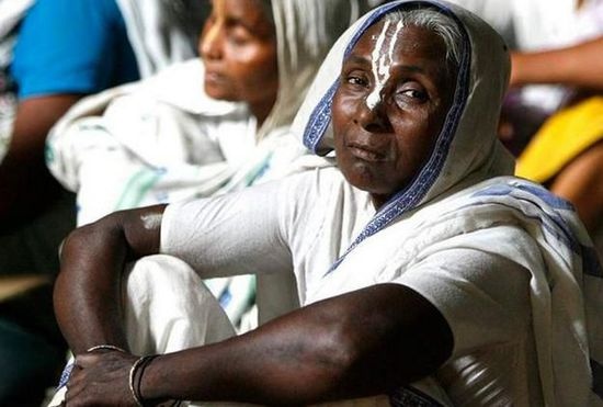 42 năm trước, thời tranh chấp Ấn Độ và Bangladesh, cô gái trẻ Gioli Das cùng chồng rời xa quê hương, đến Vrindavan - một thành phố phía Bắc Ấn Độ sống, sinh được 3 người con gái. 