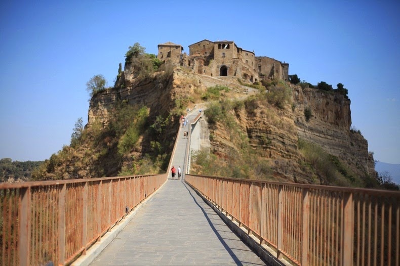  Civita bắt đầu bị sạt lở vào thế kỷ 16 bởi một trận động đất kinh hoàng đã phá hủy nghiêm trọng những con đường và các công trình, buộc cư dân phải rời thành phố. Các hoạt động địa chấn tiếp theo diễn ra liên tiếp trong cả thế kỷ, gây ra một chuỗi các vụ lở đất. 