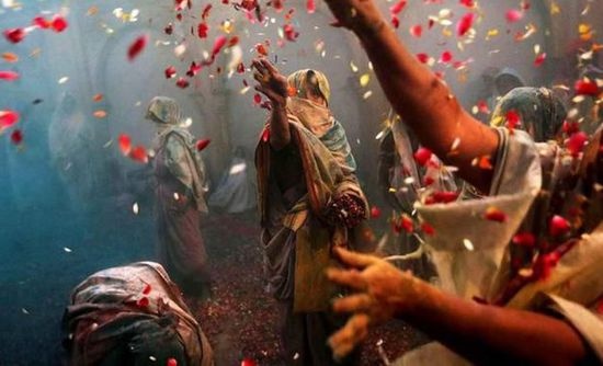 Sau đó ít lâu, người chồng bỏ mẹ con Gioli Das ra đi. Vì kiếm kế sinh nhai, 3 con gái cứ đến 10 tuổi là đành phải gả chồng. 