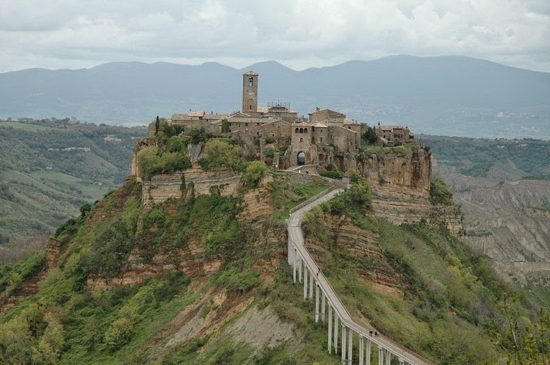 Vào cuối thế kỷ 17, giám mục và chính quyền thành phố buộc phải di chuyển đến Bagnoregio, và từ thế kỷ 19, Civita trở thành một hòn đảo. Bagnoregio là một thị trấn nhỏ nhưng thịnh vượng, trong khi Civita được biết đến như “một thành phố đang chết” (il paese che muore  trong tiếng Ý).