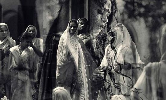 15 năm sau, Gioli Das một mình sống ở Vrindavan, kiếm vài đồng lẻ bằng cách hát trước cổng chùa. 