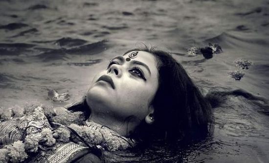 Cũng như biết bao quả phụ khác ở Ấn Độ, Gioli Das đoạn tuyệt cuộc sống trần ai, một lòng một dạ tâm niệm với Đấng Bề Trên. 