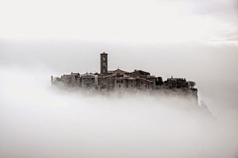 Thi tran co 'hap hoi' cheo leo tren dinh nui cao hinh anh