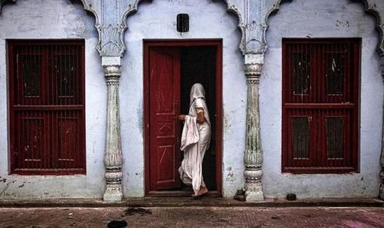 Bà Seif Ali Das mới 60 tuổi, nhưng trông già hơn tuổi thực rất nhiều, thậm chí đi lại không vững. 