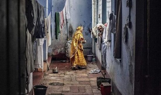 12 năm trước, chồng bà Seif Ali Das vì nghiện rượu mà chết, con gái cũng chết ở bệnh viện, con trai cũng vì tranh chấp mà bị giết chết. 