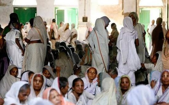 Ở thành phố này, chỉ có quả phụ, bóng tối và sự lạnh lẽo. 