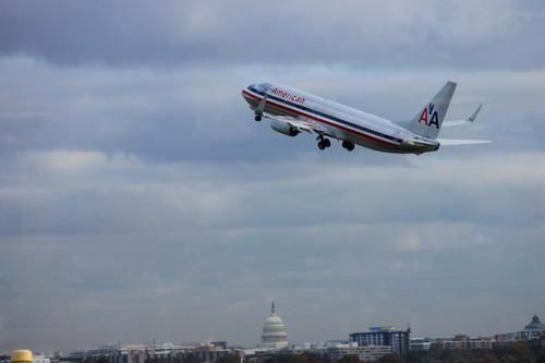 2. Sân bay Quốc gia Ronald Reagan Washington (Washington D.C.) - Tòa nhà Quốc hội nhìn từ sân bay: Hai bên sân bay đều là khu vực cấm bay, dẫn đến các máy bay đều phải bay vòng, điều này làm cho bạn ngồi trên máy bay sẽ thấy chóng mặt hơn bình thường. Hầu như các phi công đều chọn cách bay dọc sông Potomac để tránh Tổng hành dính của Cục Tình Báo Trung ương Mỹ và Lầu Năm Góc, và như vậy máy bay phải có vài lần rẽ ngoặt. Kinh khủng nhất là máy bay khi còn đang ở tốc độ cao sẽ phải chuyển hướng để tránh Nhà Trắng. 