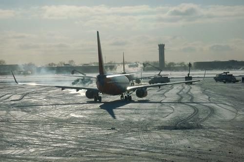 5. Sân bay Chicago (Chicago) - trước khi cất cánh phải quét tuyết: Không những đường bay ngắn rất dễ bay trượt ra ngoài, ở đây còn luôn gặp thời tiết khắc nghiệt, khiến cho hành khách lúc nào cũng bất an. 