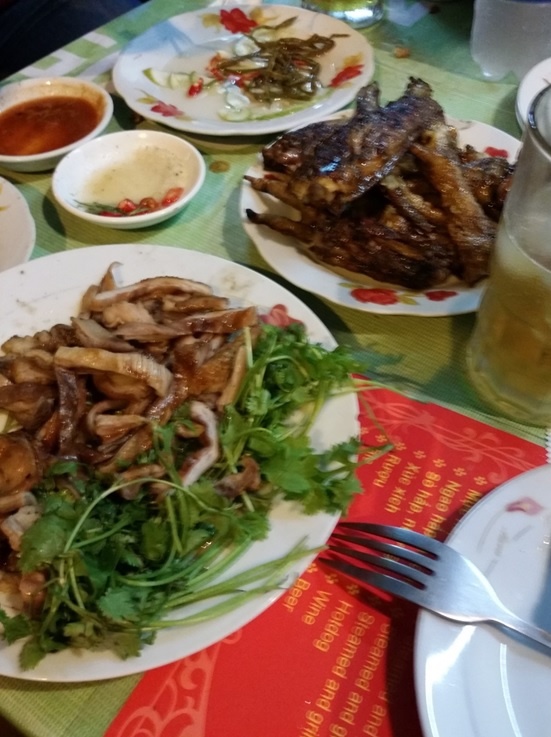 Chân gà nướng Lý Vạn Phúc.