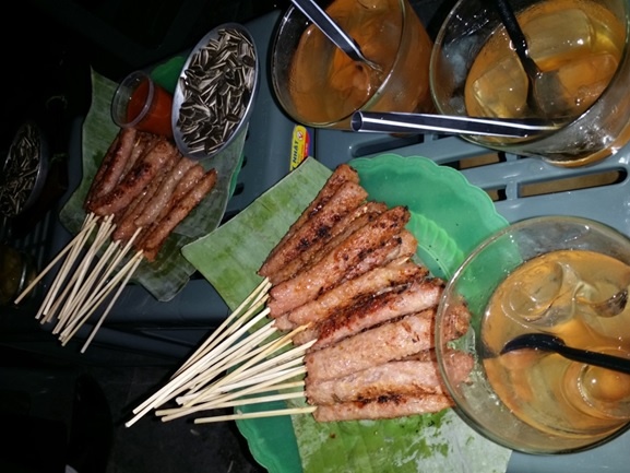Nem nướng , Nước Mơ gốc cafe Cộng ở nhà thờ Lớn.