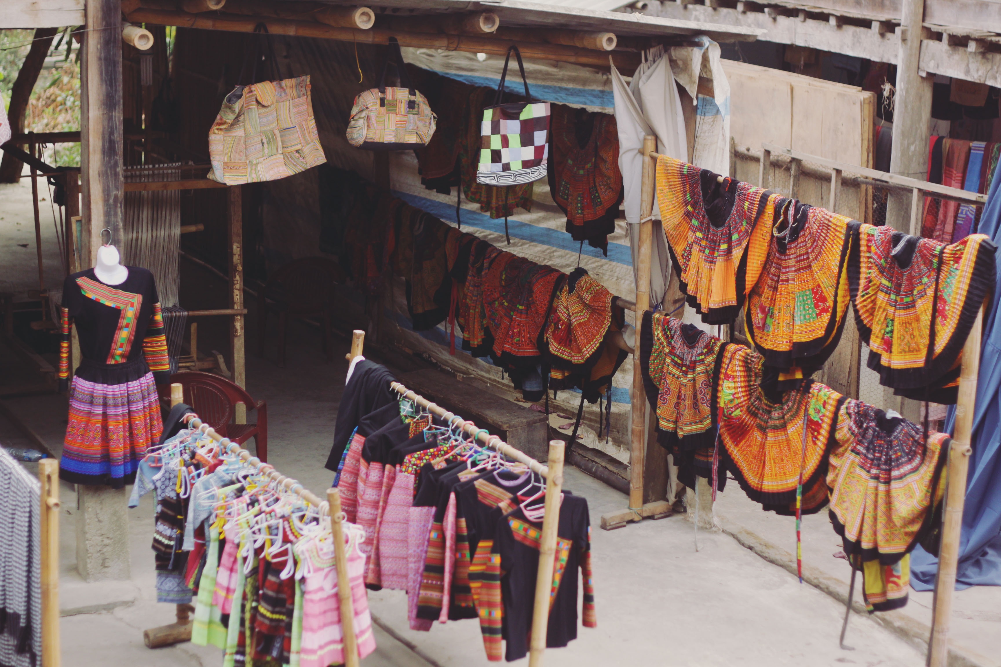 Váy áo hoa xòe, thổ cẩm được treo khắp nơi trong bản, tạo nên một bản hòa tấu vui nhộn của màu sắc