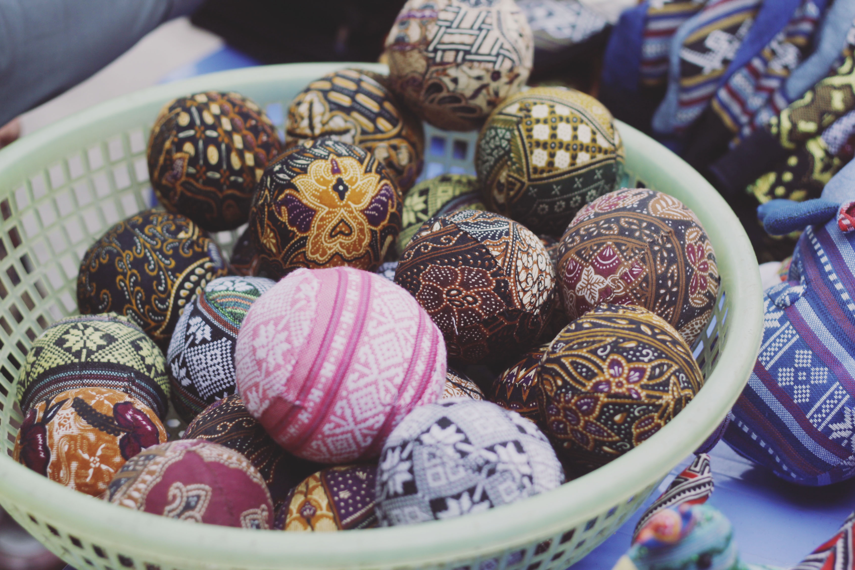 Những quả bóng làm từ vải vụn thổ cẩm được bán với giá 10.000 đồng.