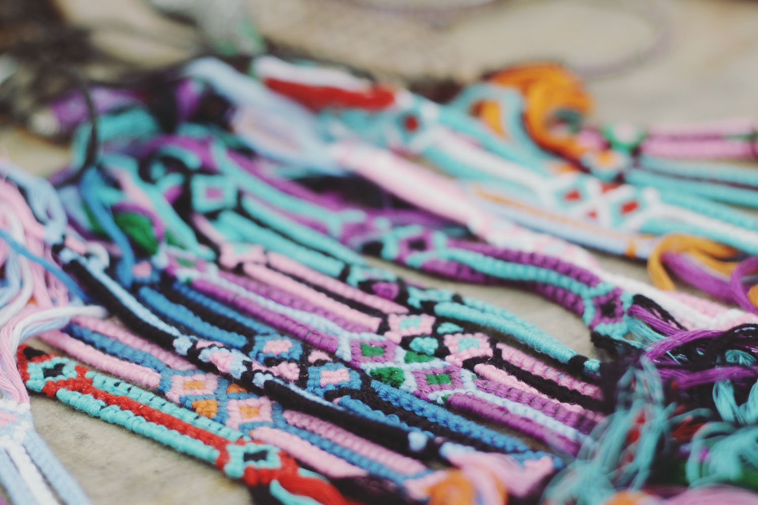 Vòng tay màu sắc được tết thủ công tinh xảo. Du khách có thể yêu cầu các bà chủ nhà tết theo kiểu dáng, màu sắc ưa thích.