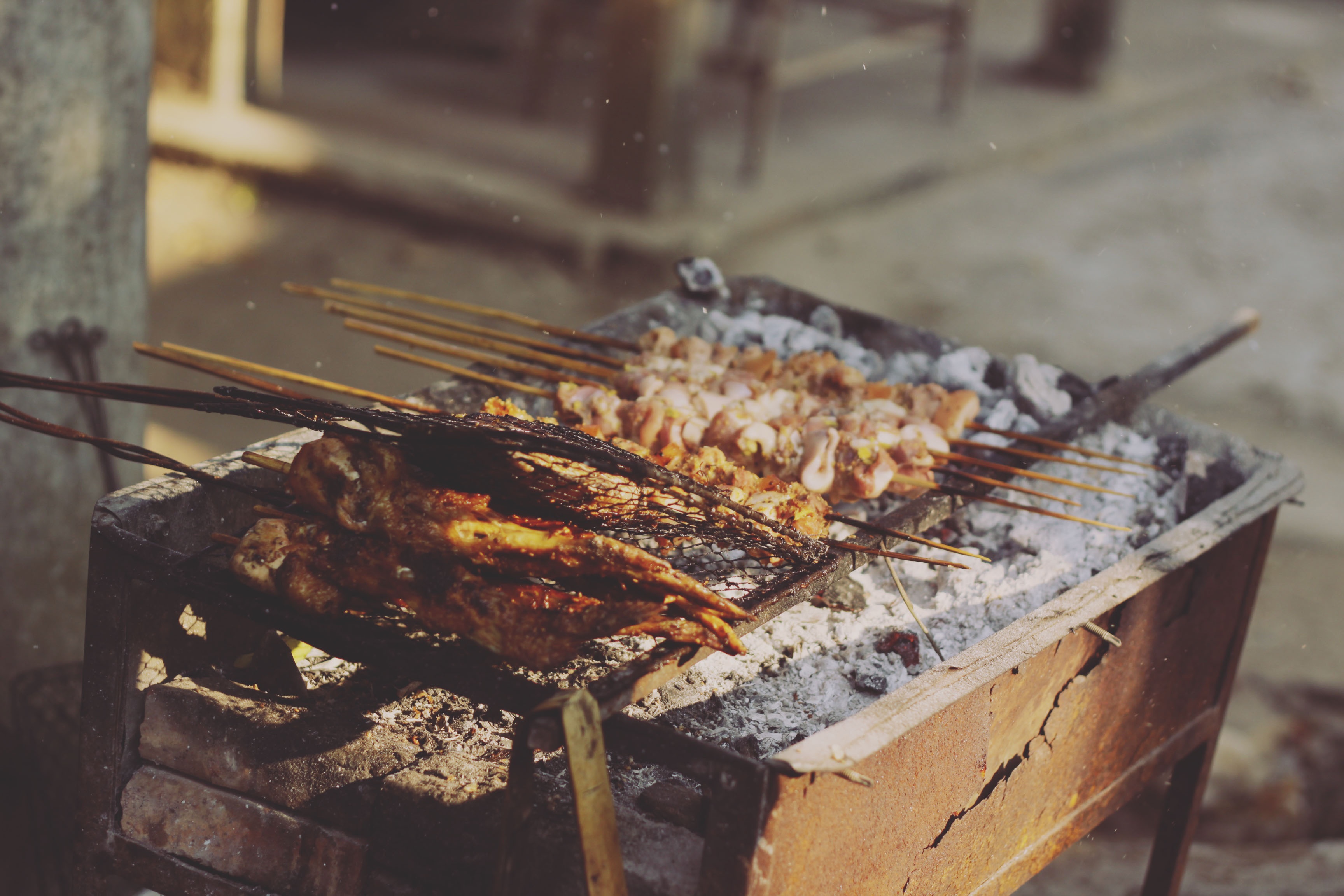 Thịt lợn rừng nướng thơm lừng một góc bản làng.