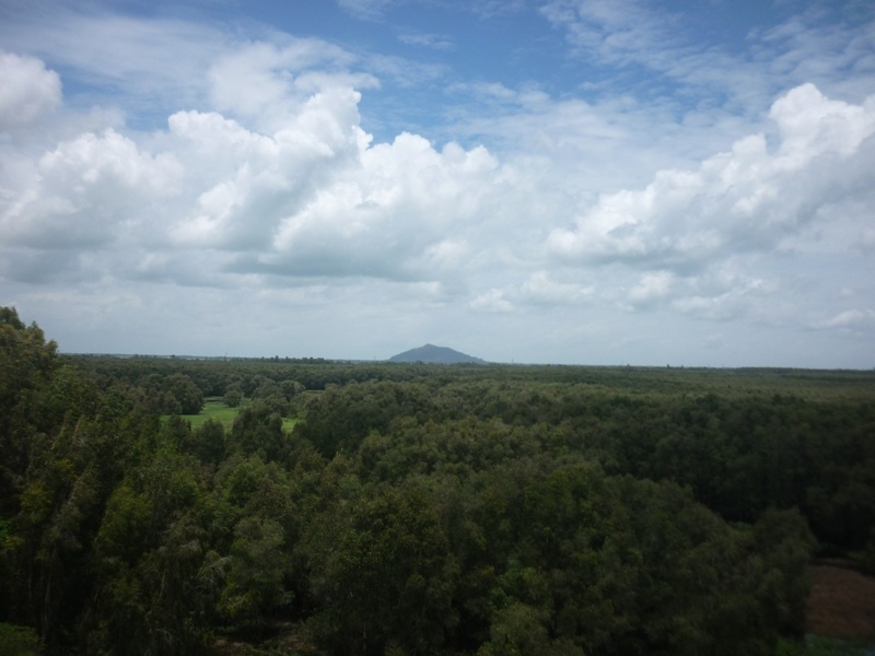 Nhìn về núi Sam.