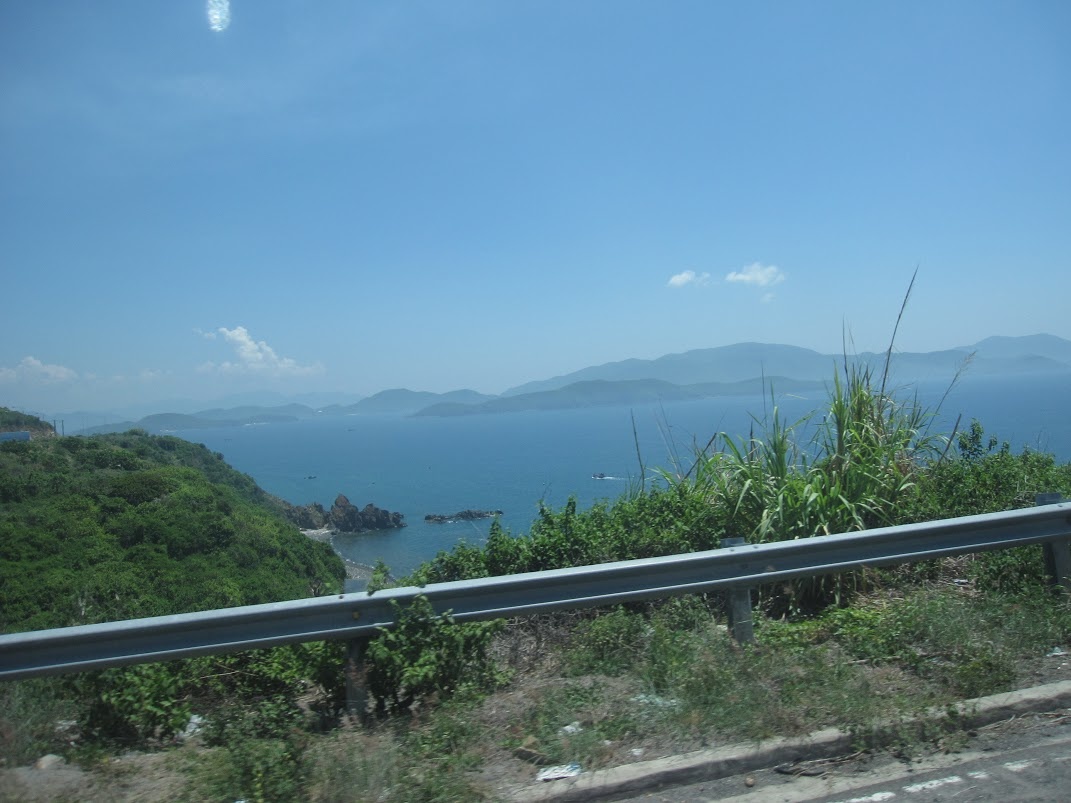 Những hòn đảo trong vịnh Nha Trang nhìn từ đèo Cù Hin đẹp như một bức tranh sơn thủy hữu tình, lunh linh huyền ảo.