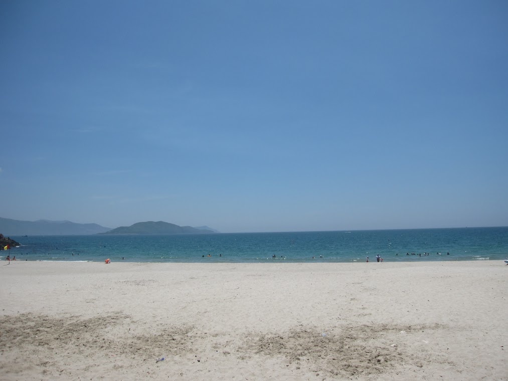 Bãi tắm Nhũ Tiên thuộc Diamond Bay Resort, với những con sóng vừa phải, không quá tĩnh lặng, cũng không quá ồn ào, tạo cảm giác thoải mái khi bơi. Đặc biệt, thời tiết hôm ấy rất đẹp, rất dễ chịu.