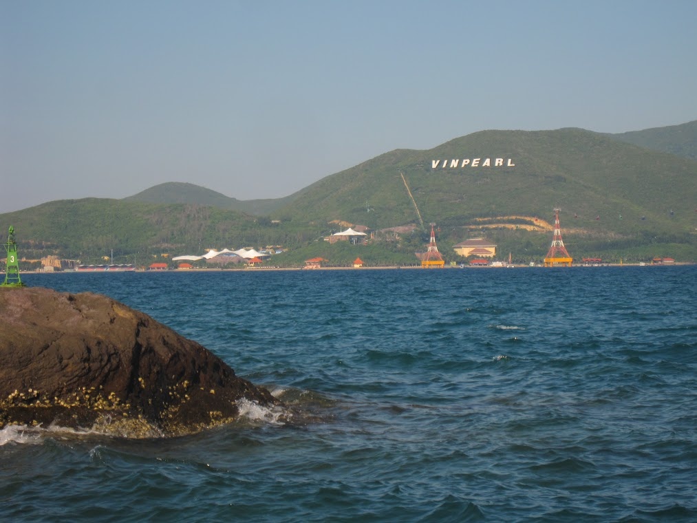 Vinpearland nhìn từ bến tàu biệt điện vua Bảo Đại.