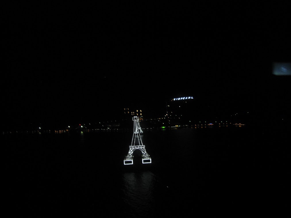 Vinpearl về đêm thật lộng lẫy, những trụ cáp treo trông quyến rũ như chiếc tháp Eiffel trong lòng Paris hoa lệ.