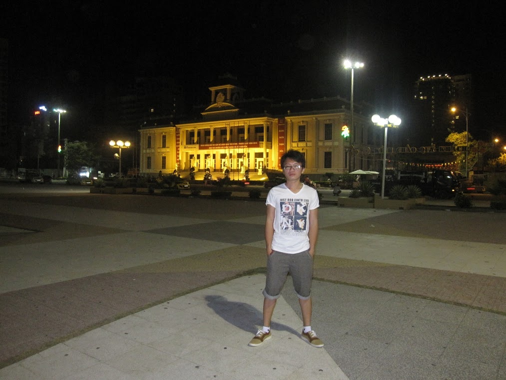 Trung tâm văn hóa Thành phố Nha Trang, nhìn từ quảng trường 2/4. Cùng với tháp Trầm Hương, đây chính là một trong những biểu tượng của thành phố biển Nha Trang xinh đẹp.