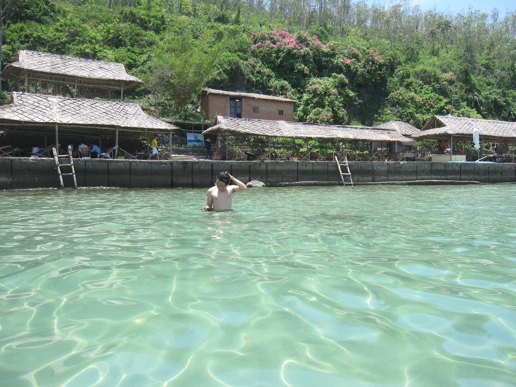 Bãi tắm ở làng du lịch Con Sẻ Tre (phía tây Hòn Tre), bãi hầu như không có sóng, lại có màu ngọc bích rất đẹp, làm say đắm lòng người lữ khách phương xa.