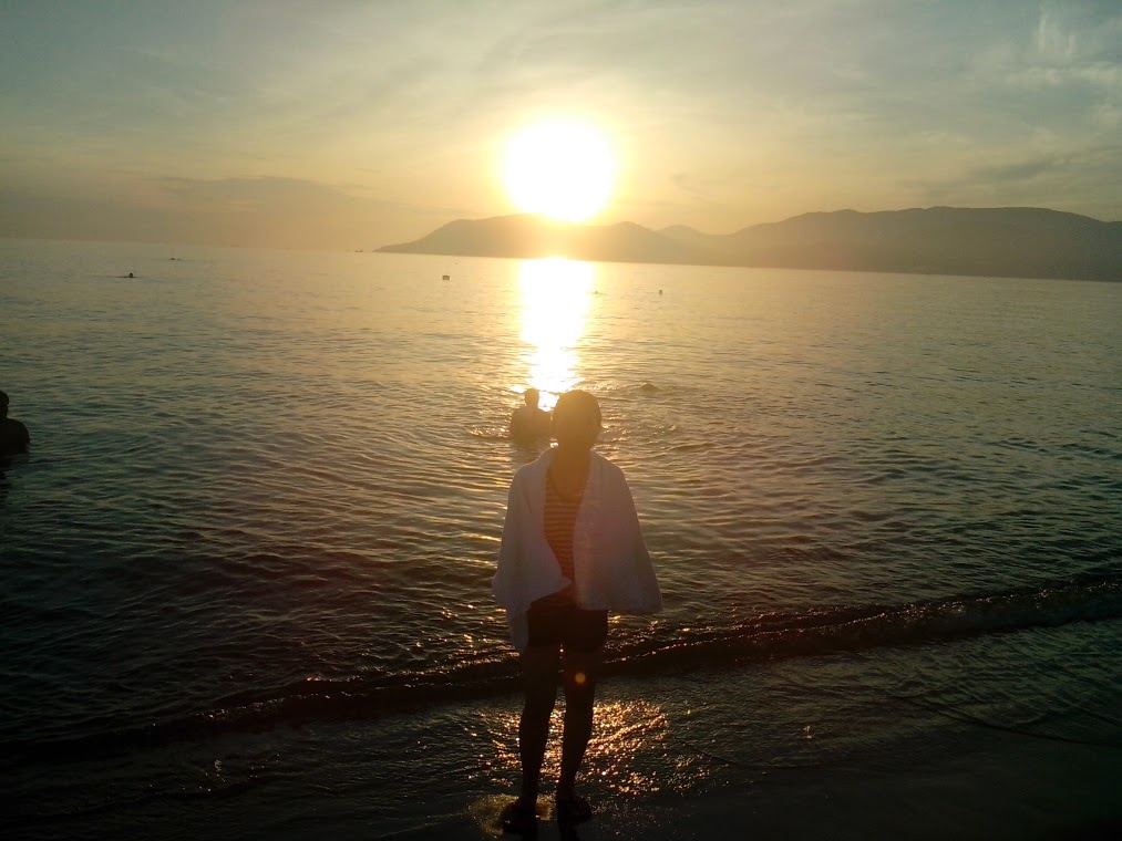 Bình minh trên vịnh Nha Trang. Người dân ở đây có thói quen tắm biển sáng sớm nên bạn không sợ phải lẻ loi nếu muốn được đắm mình trong lòng vịnh biển đẹp nhất thế giới này.