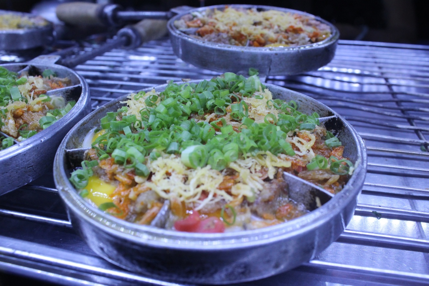 Món trứng cút nướng rất lạ được bày bán ở chợ đêm tại bến Ninh Kiều.