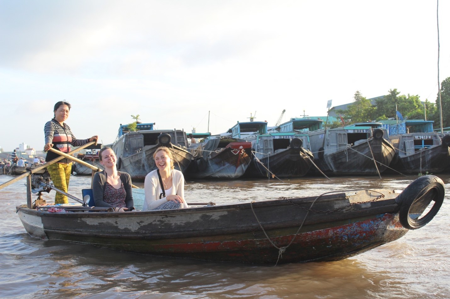  Những người bạn nước ngoài cực kì thích thú trong chuyến tham quan văn hóa này.