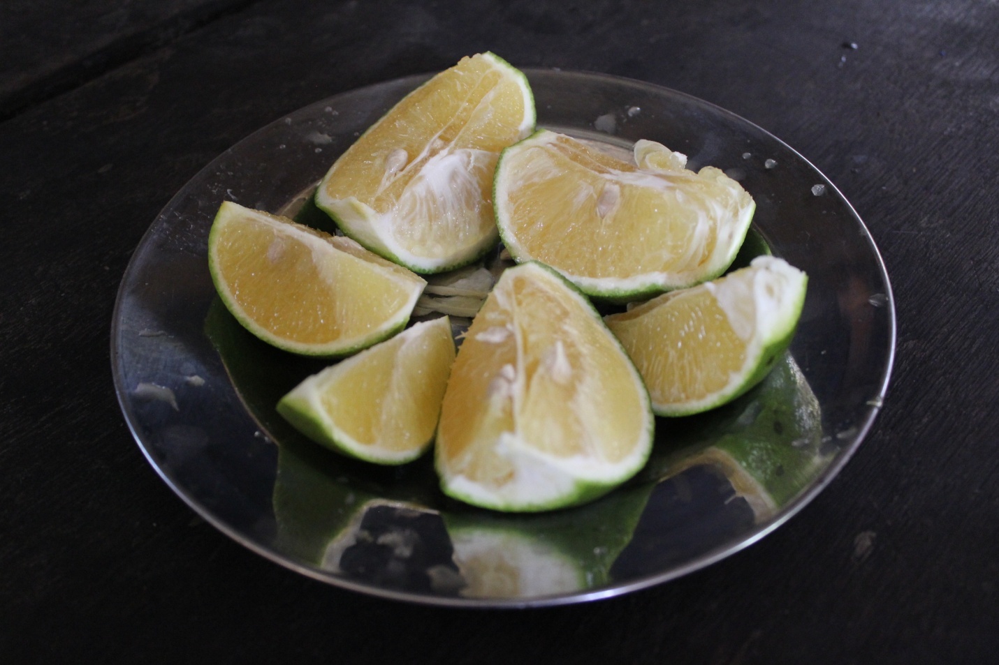 Cam Xoàn, giống cam ăn trái vỏ mỏng ruột vàng, vị thanh ngọt. Cắn từng múi với những tép cam mọng nước. Sự mệt mỏi của đoạn đường dài dường như tan biến.