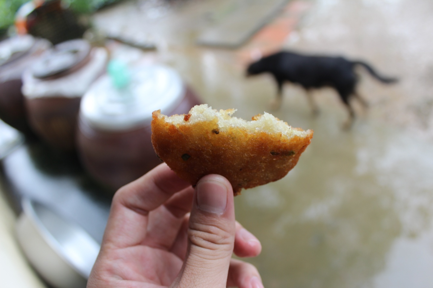 Đu đưa trên chiếc võng bên hiên nhà, thưởng thức món bánh khoai mì chiên, giòn rụm trên tay. Mọi âu lo, căng thẳng của chốn đô thi náo nhiệt đã bỏ quên ở đâu lúc nào không hay.