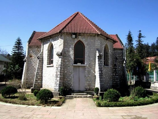 Khuôn viên nhà thờ Đá Sapa.