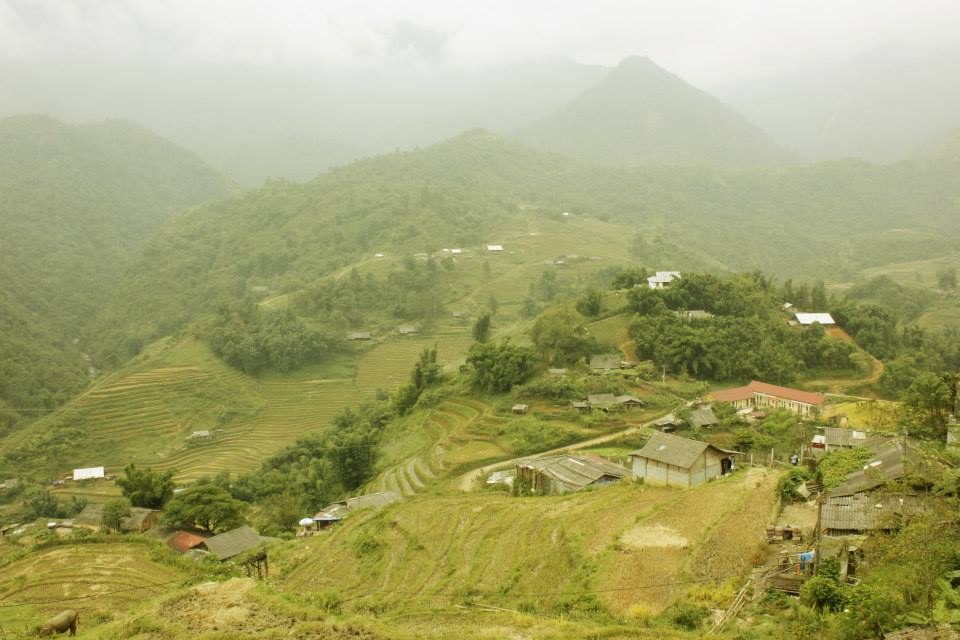 Hôm mình đi tình cờ bắt gặp một nhóm trẻ em bản Cát Cát tắm suối, nhìn thật là thích.