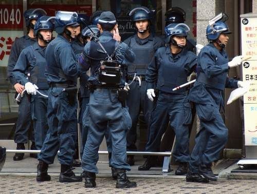 Thứ nhất - Trị an tốt: Du lịch nước ngoài gặp trộm cướp không phải tình trạng hiếm. Nhưng ở Nhật, bạn đi uống cà phê có thể thường xuyên thấy có người để túi lại bàn để đi vệ sinh.  Nhật Bản là một trong những quốc gia an toàn nhất thế giới, điều này có quan hệ mật thiết với cách suy nghĩ của người Nhật. Khi xảy ra mâu thuẫn, người Nhật thường quy lỗi về bản thân mình, cho nên người Nhật ít xảy ra mẫu thuẫn. 