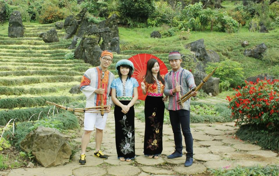 Hóa thân thành các chàng trai và cô gái Sapa là một kỷ niệm không thể nào quên. Trên núi có dịch vụ cho thuê trang phục của các dân tộc Sapa, bạn có thể thuê cho mình một bộ đồ ưng ý với nhiều kiểu khác nhau. Giá thuê một bộ dao động từ 30.000 đến 50.000 cho 1 tiếng đồng hồ chụp ảnh.