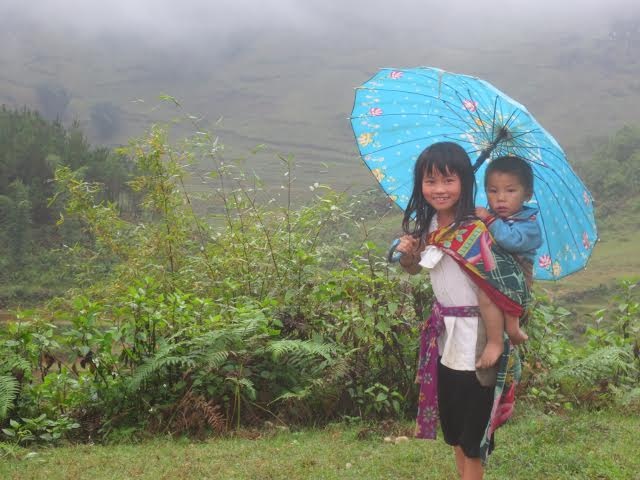Niềm vui của người chị. Ảnh : Minh Phụng