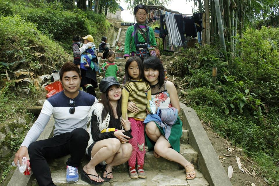 Chụp ảnh lưu niệm với một em bé trong bản Cát Cát, bé này rất xinh xắn và nói chuyện rất dễ thương. Cứ đi theo nhóm mình suốt từ lúc đi cho đến lúc về, cứ bịn rịn thế nào ấy.