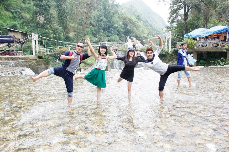 Dòng suối trong như thế này mà không xuống lội thì tiếc lắm. Đây là dòng suối thơ mộng nằm trong bản Cát Cát, rất trong và mát lạnh. 