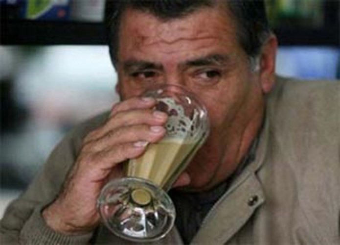 Dù được tán dương, trở thành đồ uống phổ biến tại đây song những người dân xứ lạ  khó có đủ dũng cảm để thử món ăn kỳ lạ này.