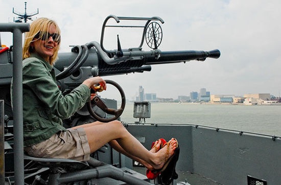 Tàu chiến hạm: Còn chần chừ gì nữa, hãy xếp hành lý và lên tàu chiến hạm Bonifay thôi. Nơi đây có bài trí các thiết bị chiến đấu hư cấu, còn có cả rạp chiếu phim 3D, và đặc biệt nhất là du khách có thể nghỉ đêm tại đây, lênh đênh trên biển. Chỉ có một chú ý nho nhỏ, tàu chiến hạm không nhận đặt nghỉ đêm cho cá nhân, nên bạn hãy tìm một nhóm đồng đội cùng 